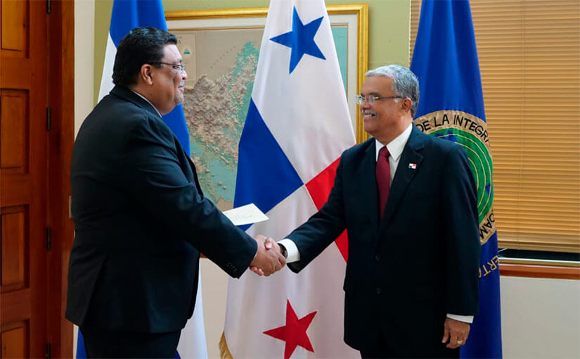 embajador-panama-copias-estilo